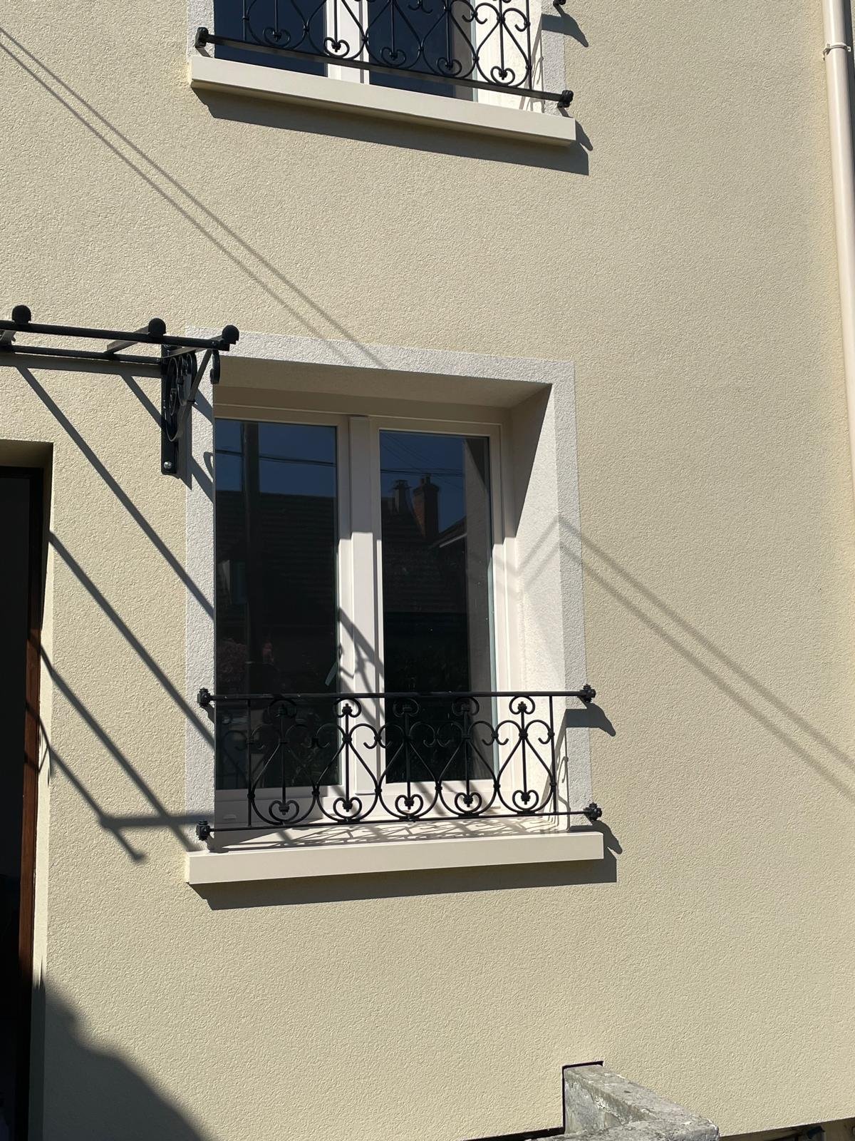Isolation des murs par l'extérieur, en laine de roche, mise en place de garde corps sur-mesure et d'une marquise